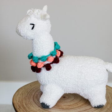 Free crochet alpaca (or llama) toy pattern for babies, kids or adults! This modern pattern includes pom pom accents and a full tutorial.