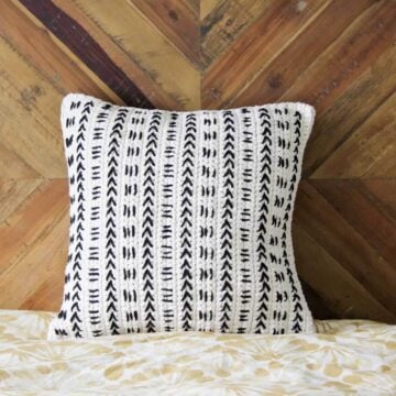 This free crochet pillow pattern uses a mud cloth inspired design to make a modern piece of couch flair! Excellent pattern for beginners! Made with Lion Brand Kitchen Cotton.